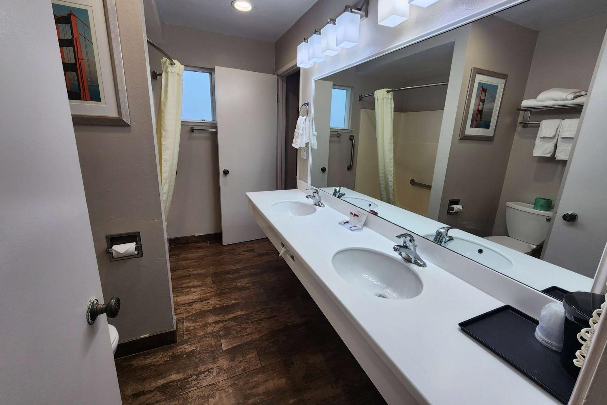 Ramada Bayside Inn & Suites Eureka Ngoại thất bức ảnh